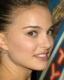 Natalie Portman mostrando sus Argollas